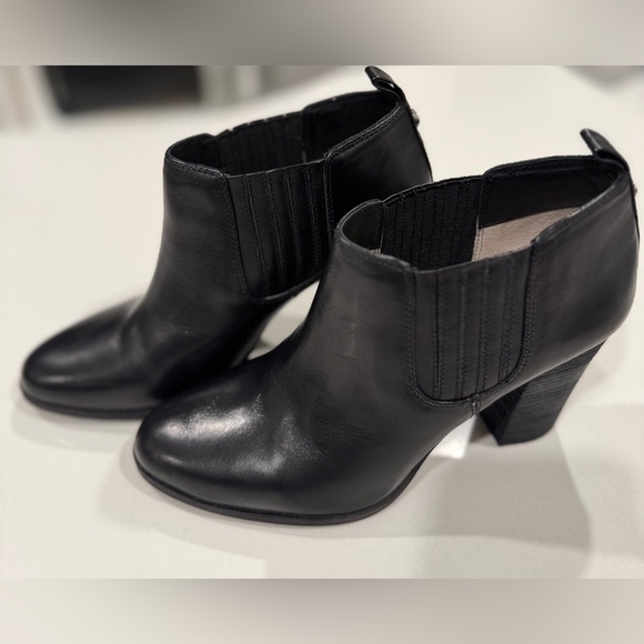 Michael Kors Elegant Black Booties - Picture 5 of 9